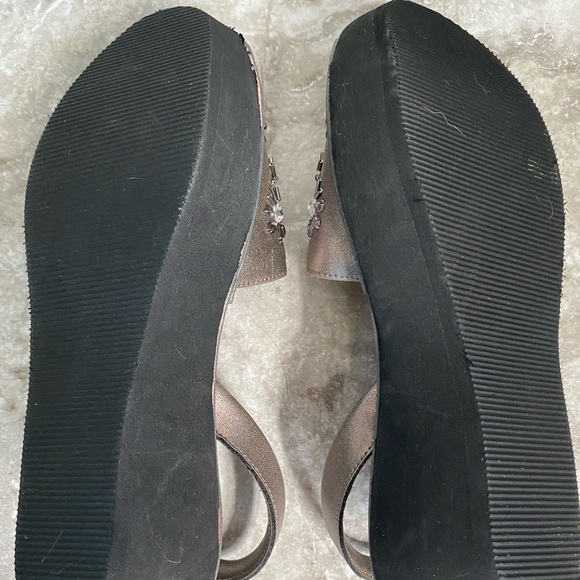 New Reaction by Kenneth Cole fairytale bedazzled sandals in sparkling silver!! - Picture 5 of 7